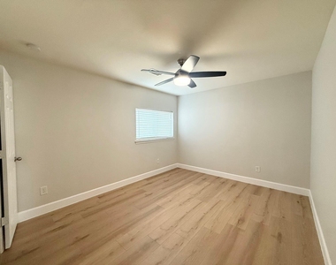 2311 Lakecrest Town Drive - Photo Thumbnail 13