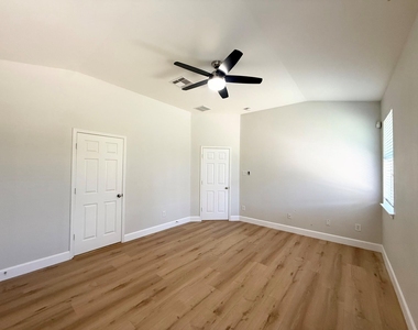 2311 Lakecrest Town Drive - Photo Thumbnail 9