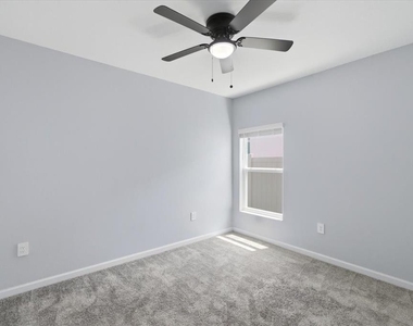 1033 Holden Way - Photo Thumbnail 24