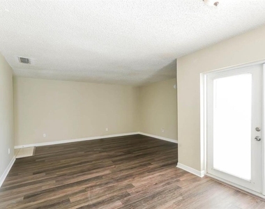 10536 Chadbourne Drive - Photo Thumbnail 2