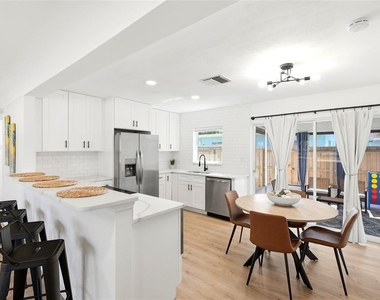 2117 N Hercules Avenue - Photo Thumbnail 6