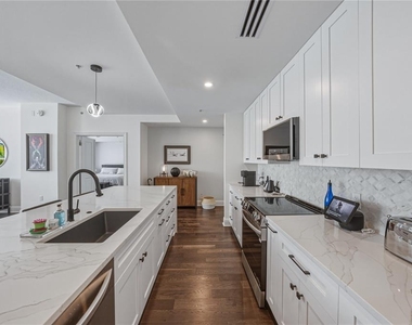 1227 E Madison Street - Photo Thumbnail 6
