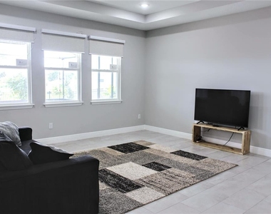 2471 Warren Acres Boulevard - Photo Thumbnail 10