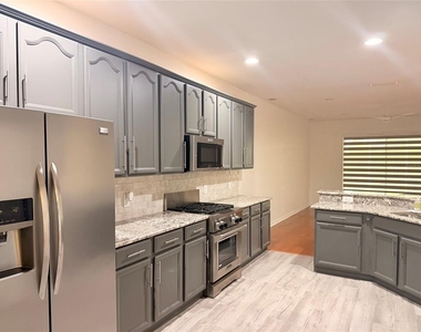 10245 Devonshire Lake Drive - Photo Thumbnail 6