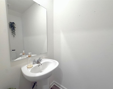 1242 Chester Avenue - Photo Thumbnail 8