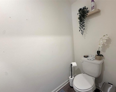 1242 Chester Avenue - Photo Thumbnail 7