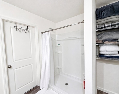 1242 Chester Avenue - Photo Thumbnail 16