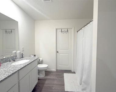 1242 Chester Avenue - Photo Thumbnail 15