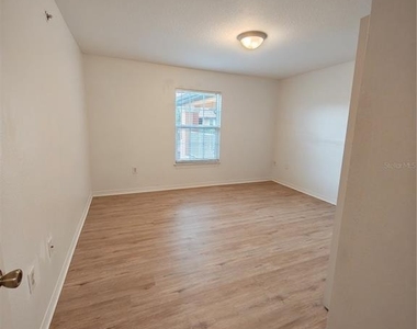 5471 Vineland Road - Photo Thumbnail 9