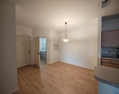 5471 Vineland Road - Photo Thumbnail 3