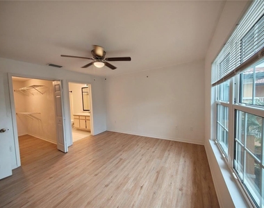 5471 Vineland Road - Photo Thumbnail 6