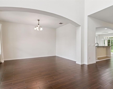 660 Fanning Drive - Photo Thumbnail 6