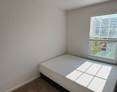 2302 Pointe View - Photo Thumbnail 11