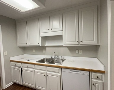 1302 Manning Way - Photo Thumbnail 6