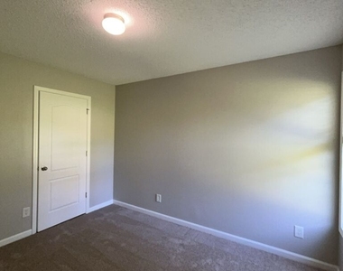 1302 Manning Way - Photo Thumbnail 21