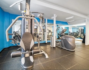 410 W 53rd St - Photo Thumbnail 4
