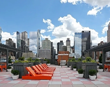 410 W 53rd St - Photo Thumbnail 3