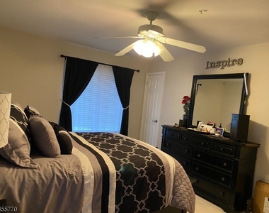 264 Riveredge Dr - Photo Thumbnail 10
