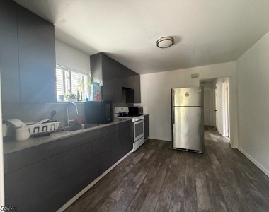 273 Netherwood Ave - Photo Thumbnail 5