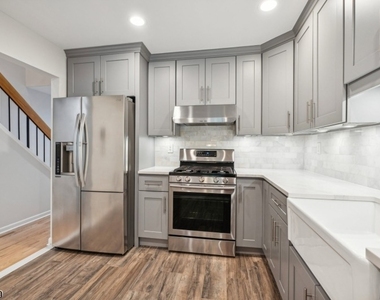 251 Plymouth Ct - Photo Thumbnail 4