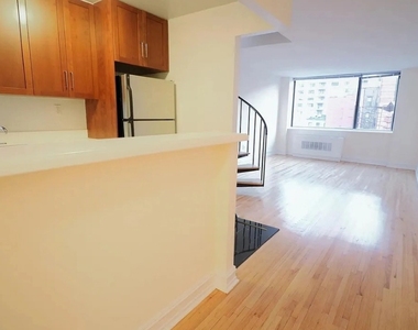365 West 52nd Street - Photo Thumbnail 1