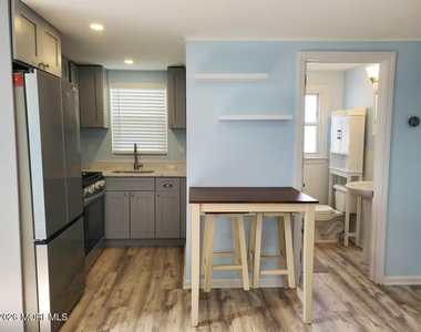 115 Dupont Avenue - Photo Thumbnail 3