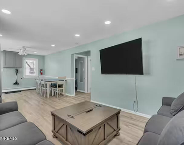 115 Dupont Avenue - Photo Thumbnail 2