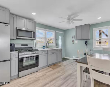 115 Dupont Avenue - Photo Thumbnail 1
