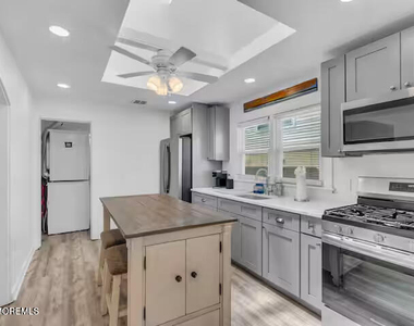 115 Dupont Avenue - Photo Thumbnail 4