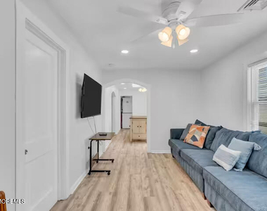 115 Dupont Avenue - Photo Thumbnail 12