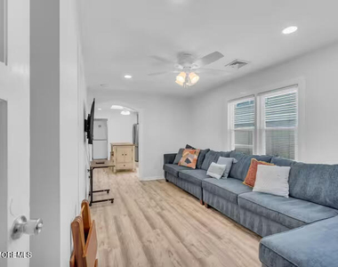 115 Dupont Avenue - Photo Thumbnail 14