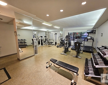 East 49 Street - Photo Thumbnail 7