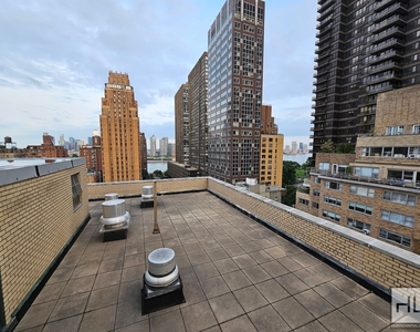 East 49 Street - Photo Thumbnail 8