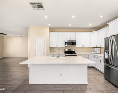 6804 W Lone Cactus Drive - Photo Thumbnail 11