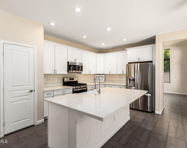 6804 W Lone Cactus Drive - Photo Thumbnail 10