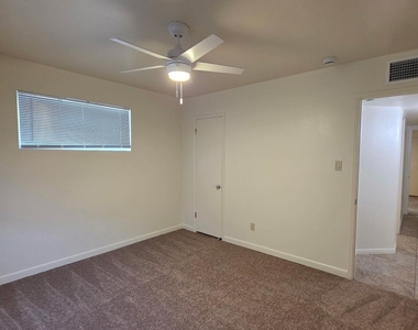 3207 E Medlock Drive - Photo Thumbnail 5