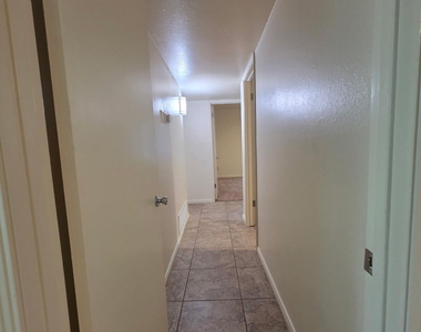 3207 E Medlock Drive - Photo Thumbnail 2