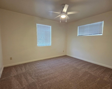 3207 E Medlock Drive - Photo Thumbnail 6