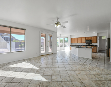 4633 E Robin Lane - Photo Thumbnail 6