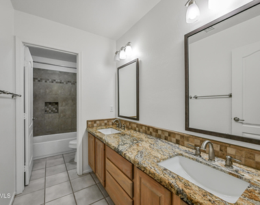 4633 E Robin Lane - Photo Thumbnail 27