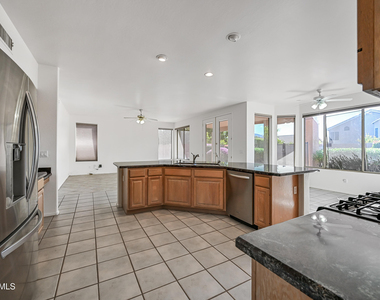 4633 E Robin Lane - Photo Thumbnail 11