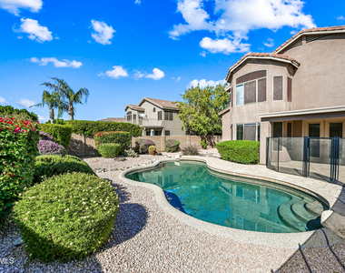4633 E Robin Lane - Photo Thumbnail 32