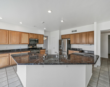 4633 E Robin Lane - Photo Thumbnail 9