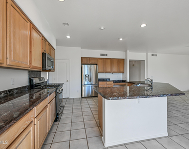 4633 E Robin Lane - Photo Thumbnail 8