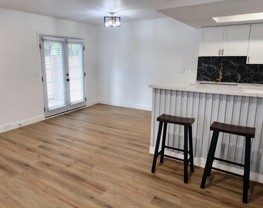 730 E North Lane - Photo Thumbnail 4