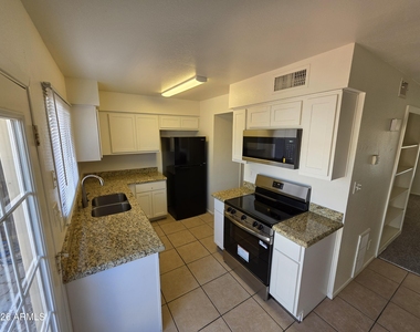 731 E Vaughn Drive - Photo Thumbnail 4