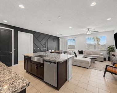 4370 W Suncup Drive - Photo Thumbnail 1