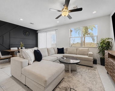 4370 W Suncup Drive - Photo Thumbnail 8