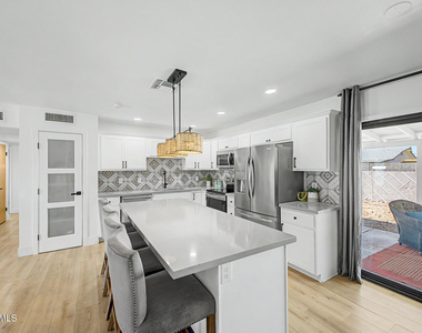 1010 W 13th Street - Photo Thumbnail 8