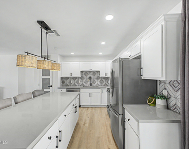 1010 W 13th Street - Photo Thumbnail 10